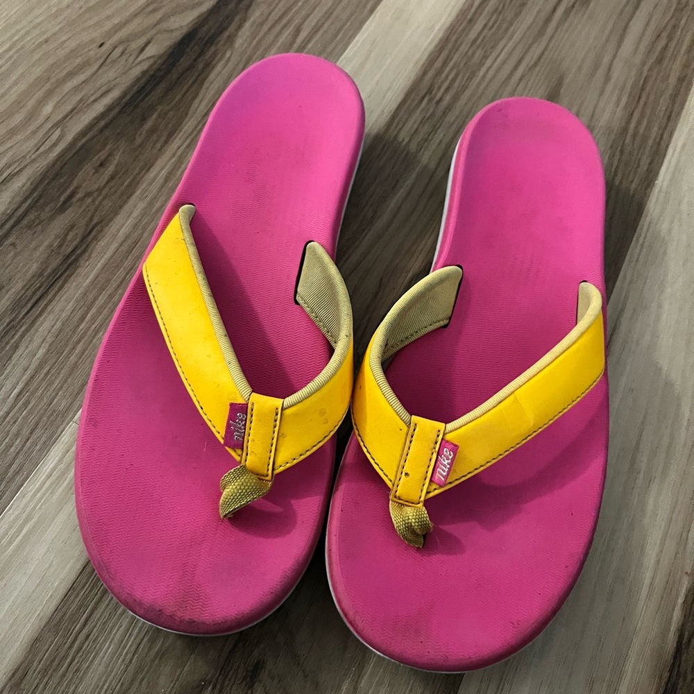 Nike Women’s Comfort Flip Flop Sandals Pink Orange Size 8
